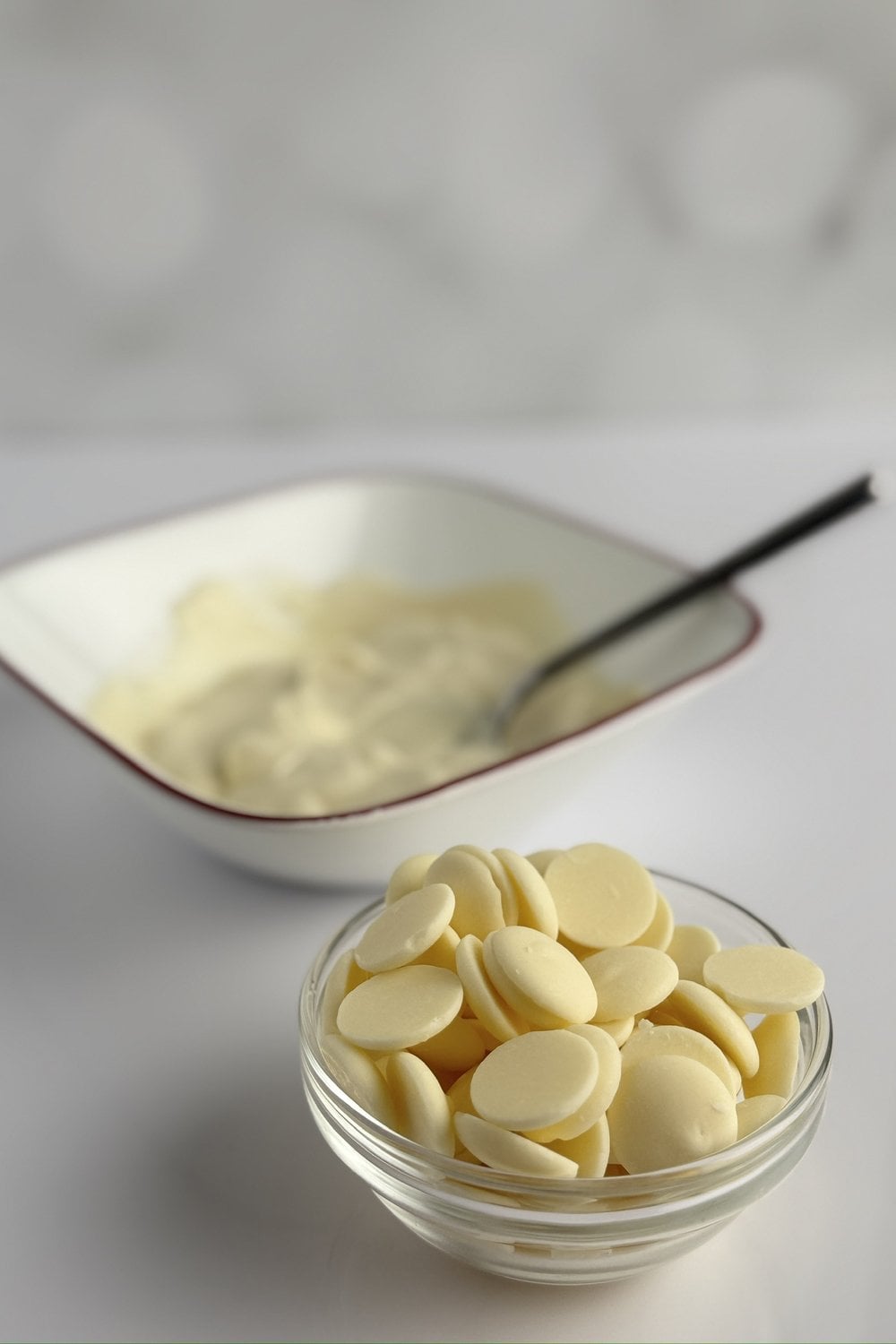 Smooth melted white chocolate before adding blue spirulina powder