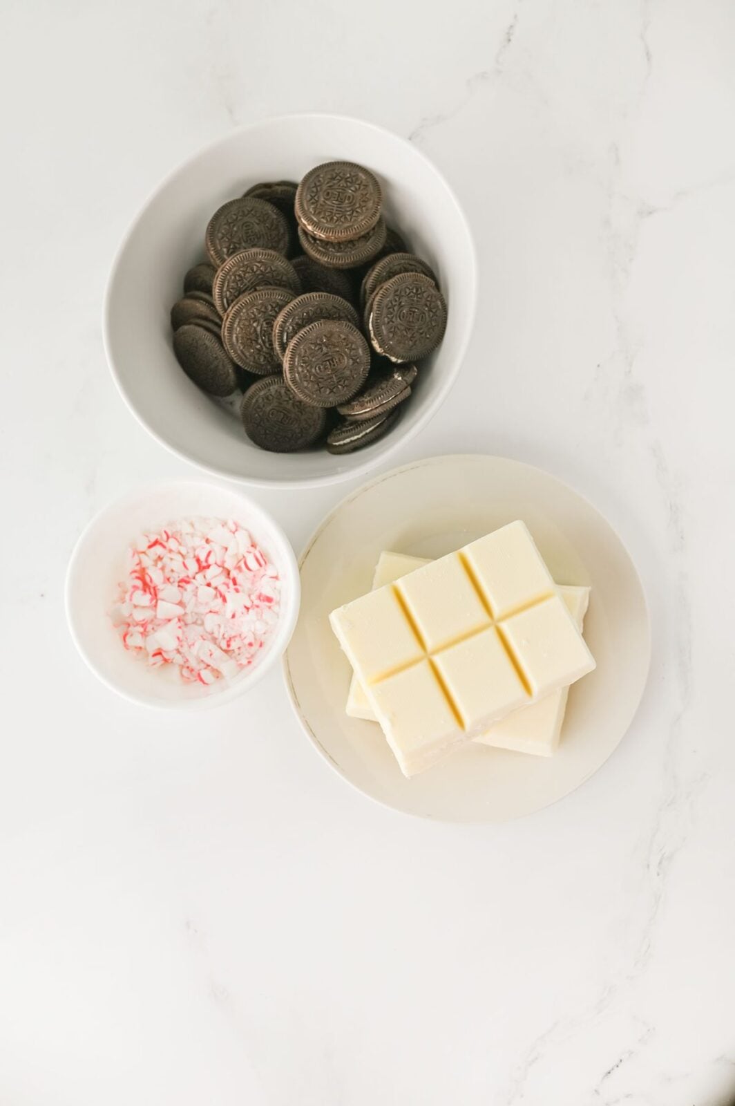Peppermint crunch Oreos ingredients: Oreo cookies, vanilla almond bark, and crushed candy canes
