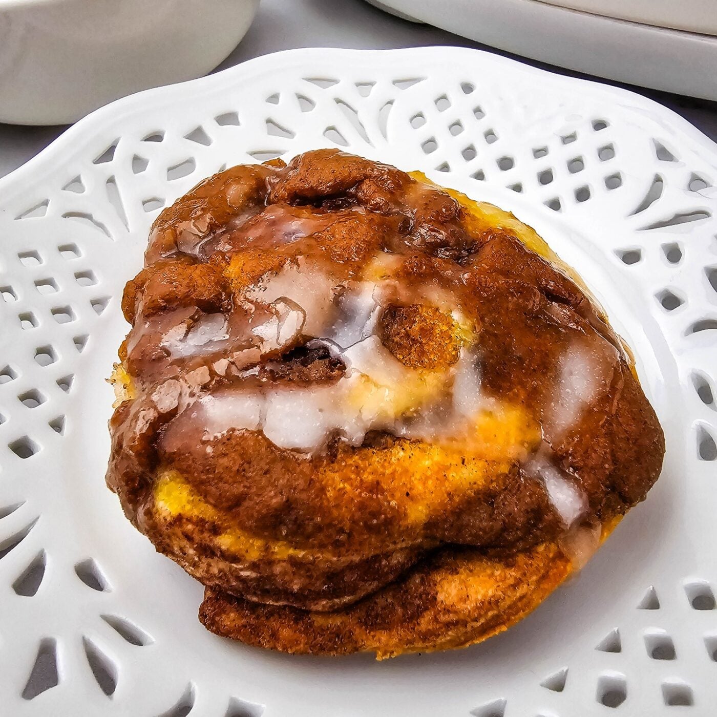 Crockpot Pumpkin Cinnamon Rolls (5 Ingredients, 90 Minutes)