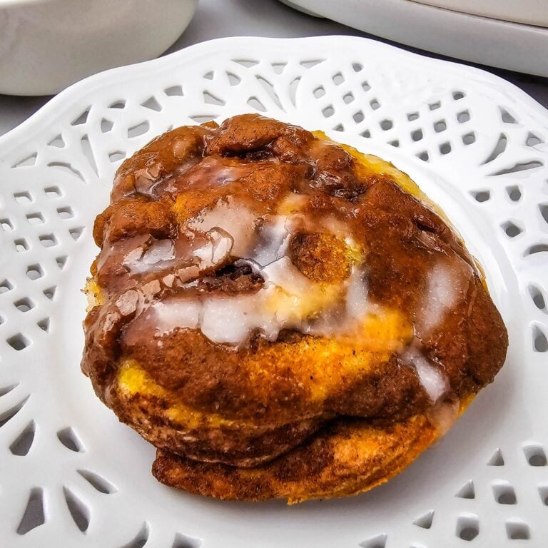 Crockpot Pumpkin Cinnamon Rolls (5 Ingredients, 90 Minutes)