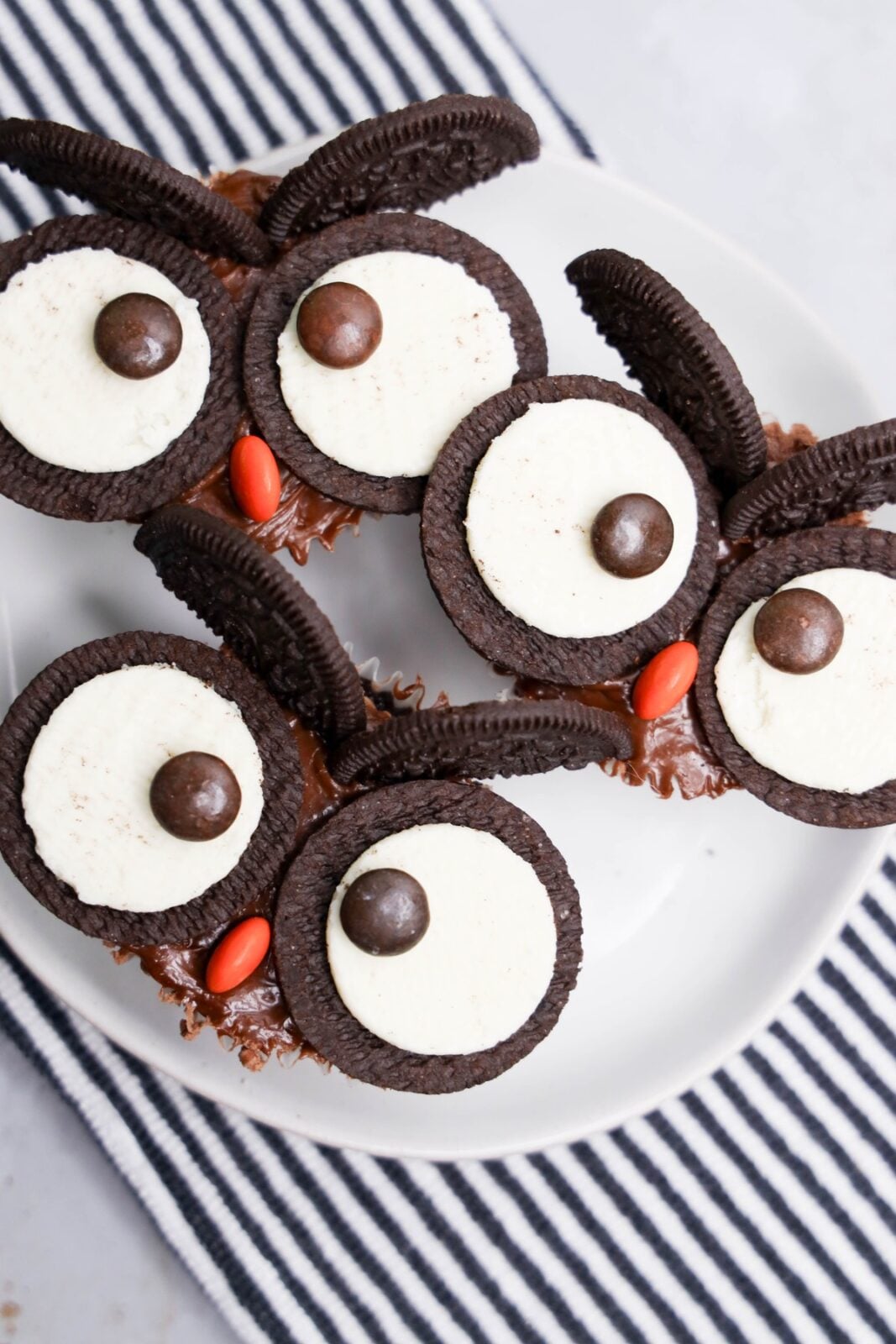 Close up of owl cupcakes showing the Oreo cookie eyes and chocolate frosting