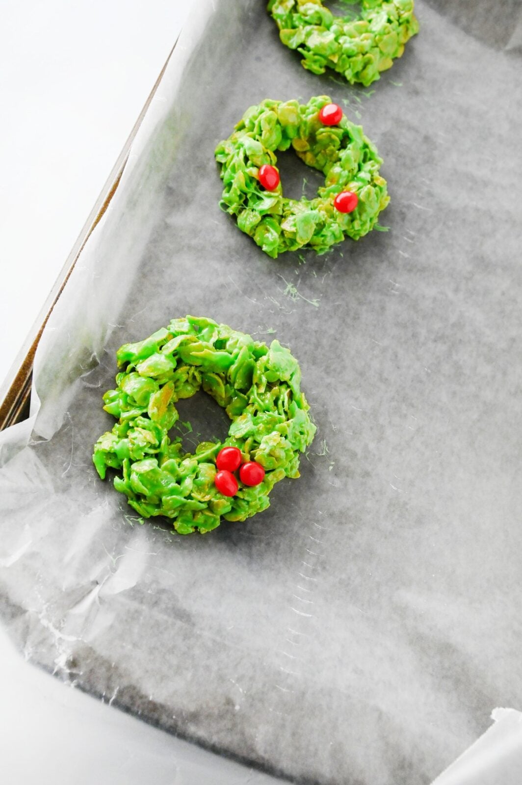 Cornflake Wreaths: wreaths with red hots